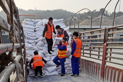 協同增效，保障運輸——云天化磷化集團飼鈣銷售團隊積極參與鐵路裝車及貨物打包服務